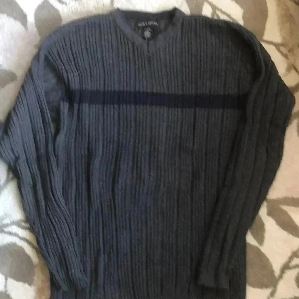 Men’s v-neck sweater